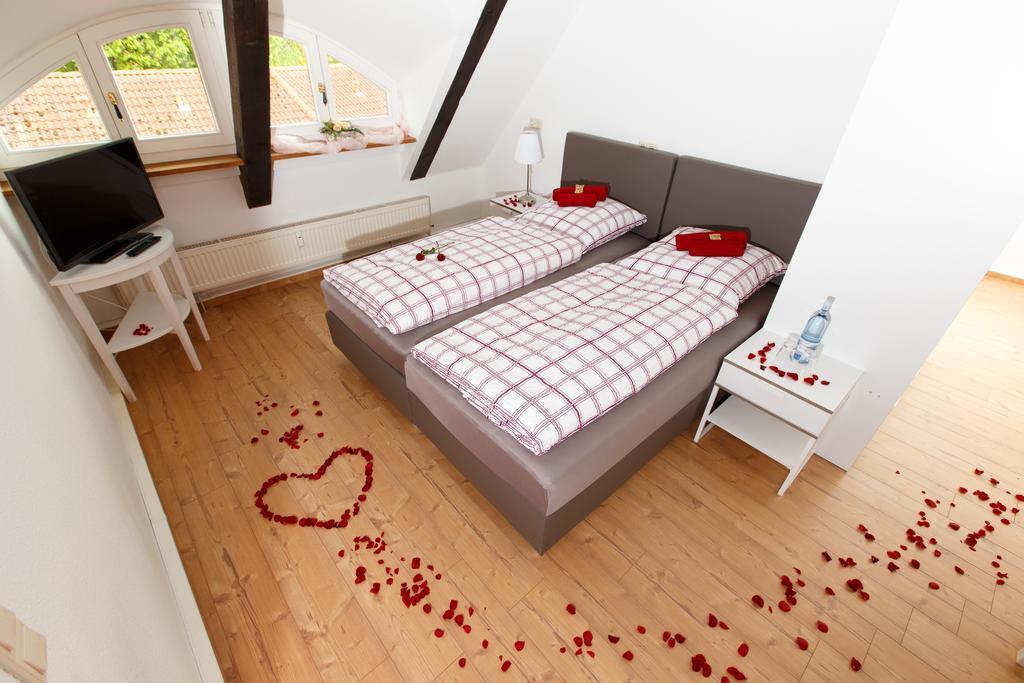 Pension Altes Burghotel Neustadt-Glewe Exterior foto